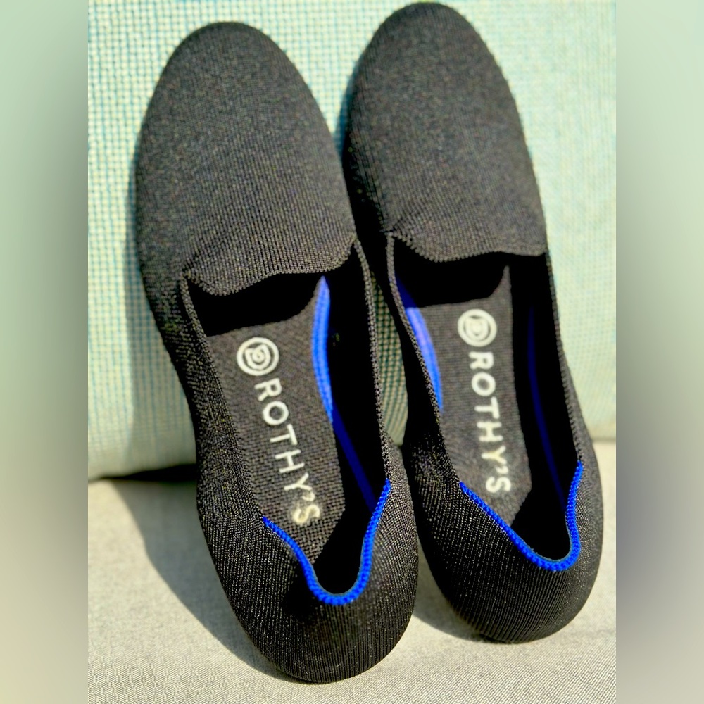 Black Solid -good condition, washable classic it’s knit from plastic bottles.